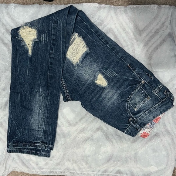 Barely worn distressed fashion jeans. Very nice pattern along the east band. - Picture 2 of 6